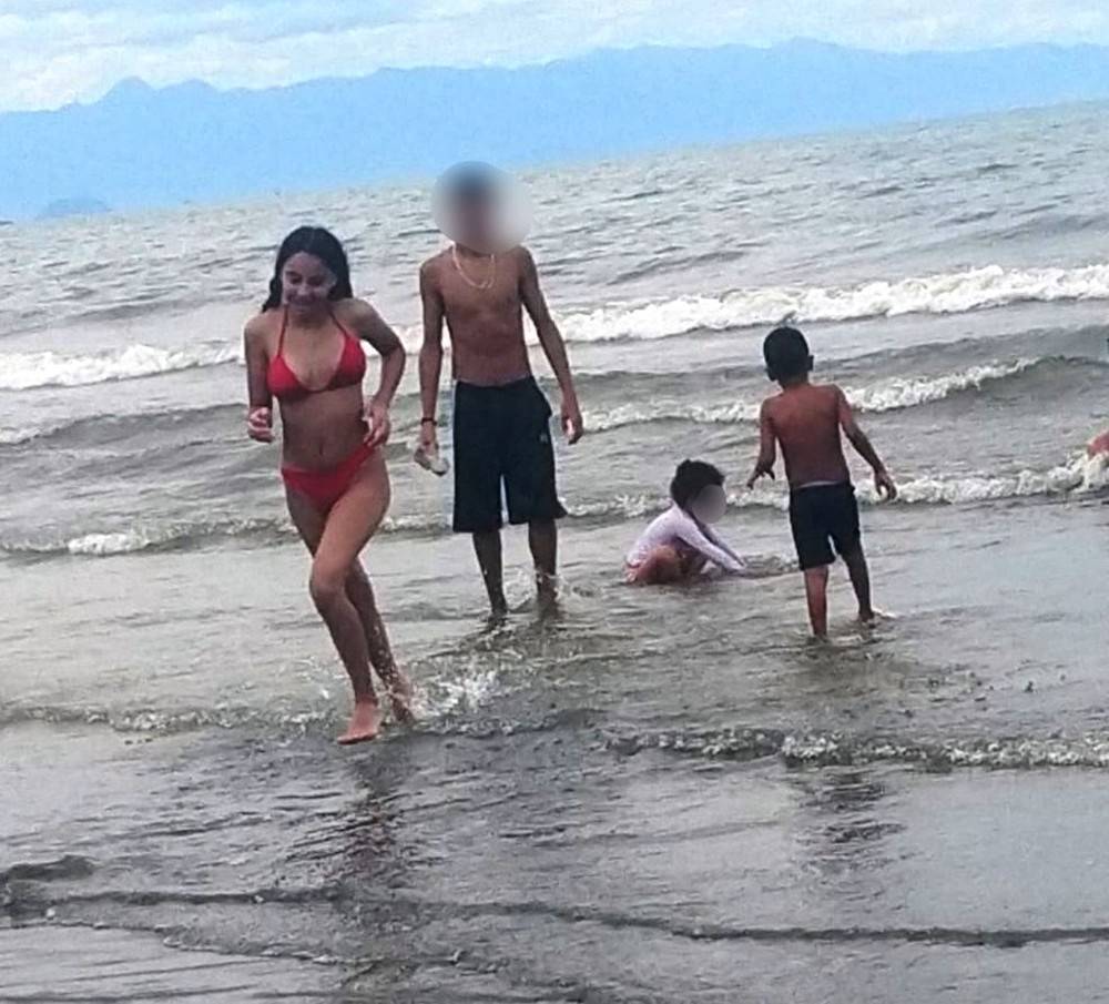 Mãe passa mal ao saber que filha morreu afogada; imagem mostra jovem brincando antes de sumir