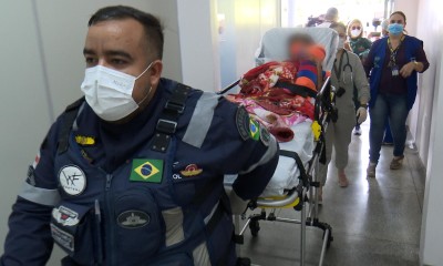 Irmãos que sobreviveram 26 dias perdidos na floresta chegam a Hospital Infantil de Manaus