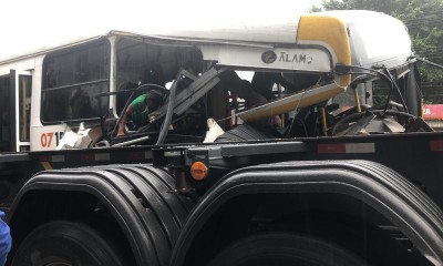 Vídeo : Durante chuva em Manaus carreta se choca com ônibus no Distrito Industrial