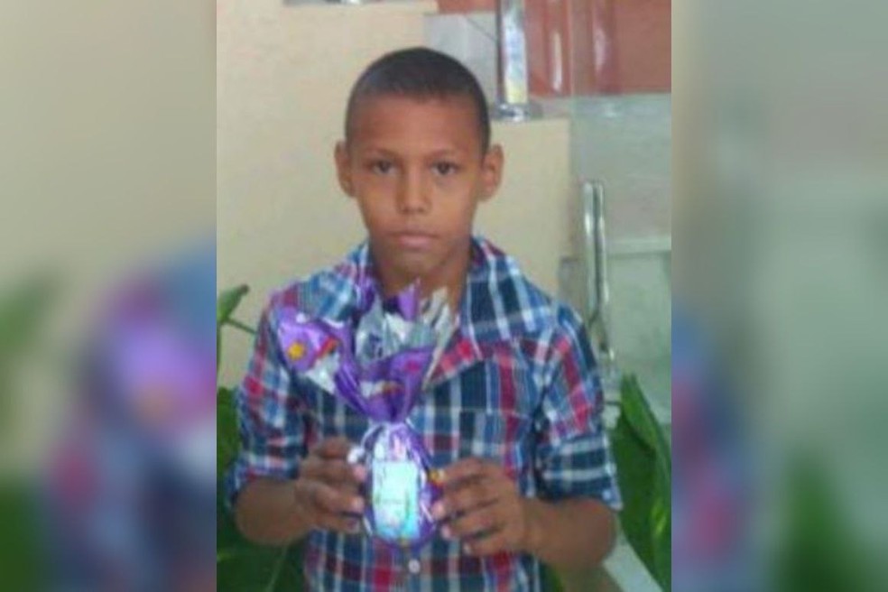 menino de 10 anos morre eletrocutado ao abrir geladeira de casa