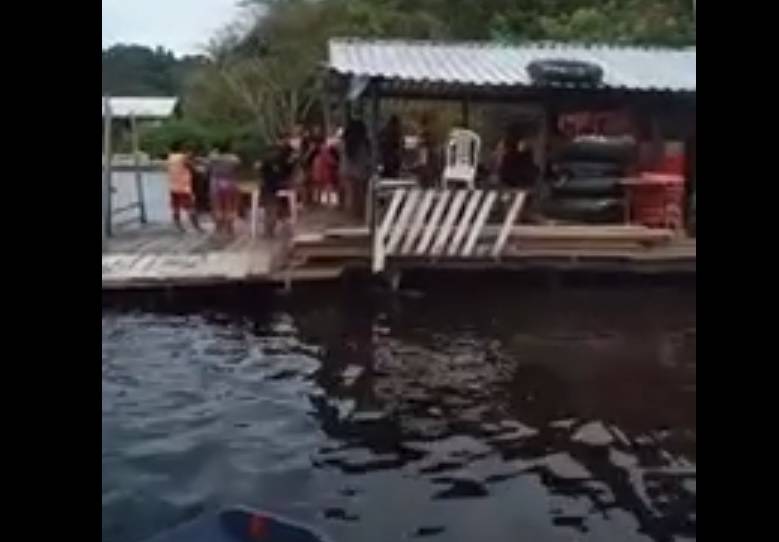 Vídeo: Corpo boia ao lado de banhistas em Flutuante em Manaus neste domingo