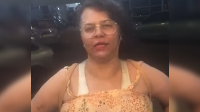 Uma mulher foi filmada ofendendo vendedor de açaí : "Sai da minha terra" 