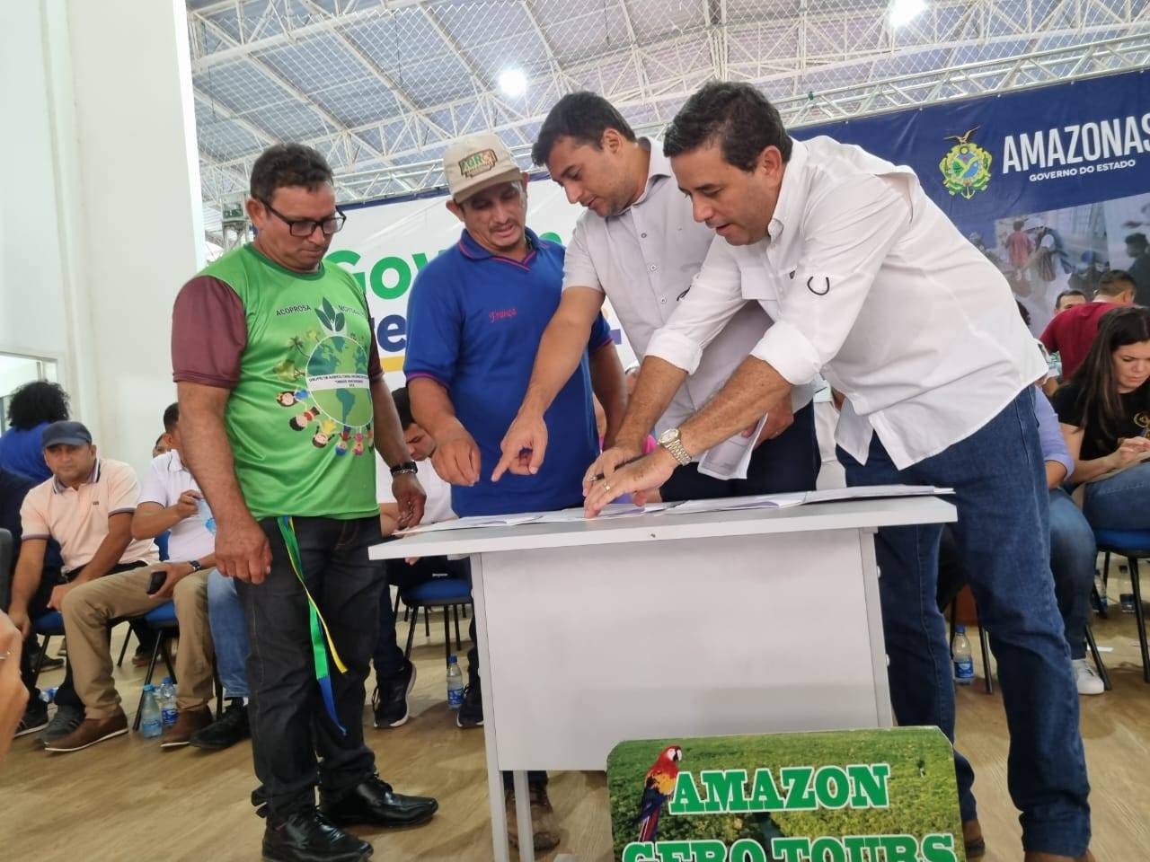 No Careiro, Governador Wilson Lima beneficia associações de produção de orgânicos com equipamentos do kit agroecologia