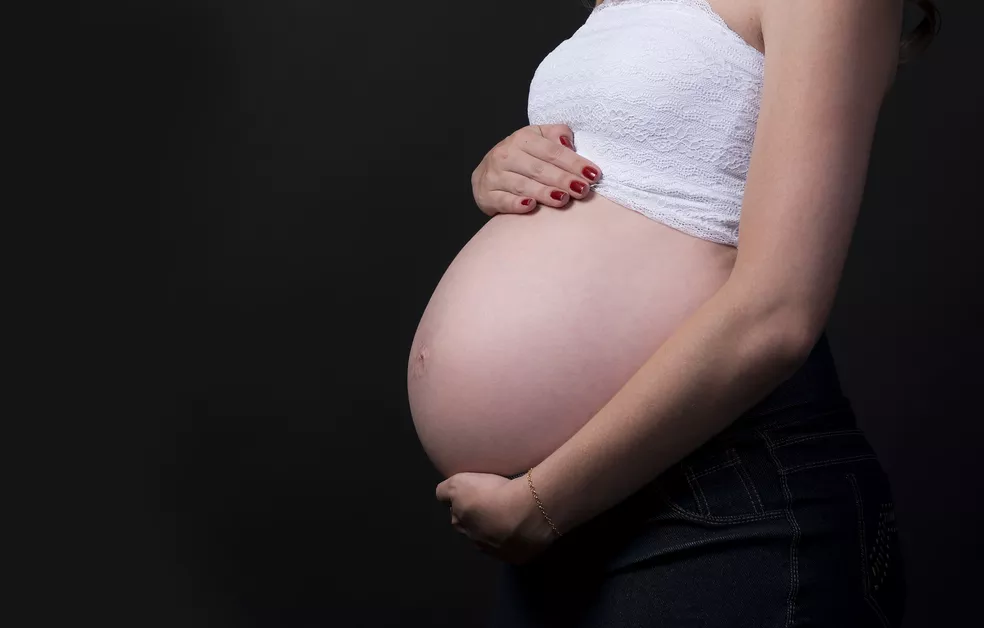 mulher gravida de 6 meses e esfaqueada na barriga durante assalto