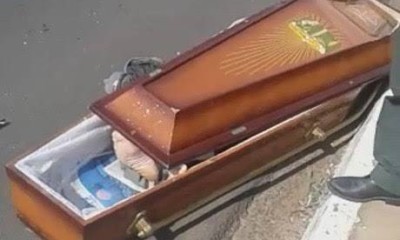 Vídeo: Caixão é arremessado durante acidente com carro funerário