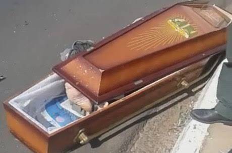 Vídeo: Caixão é arremessado durante acidente com carro funerário