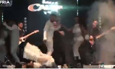 Joelma se desequilibra e cai no palco durante show