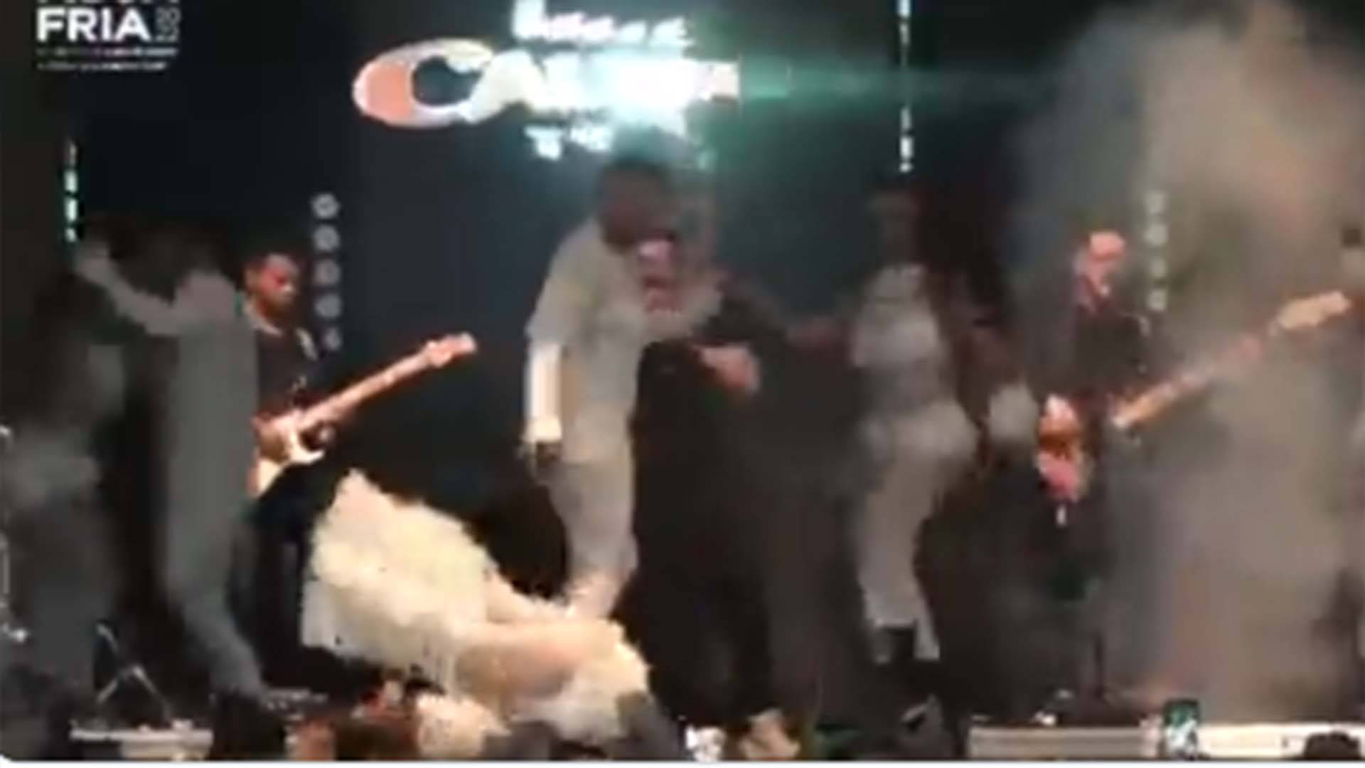 Joelma se desequilibra e cai no palco durante show