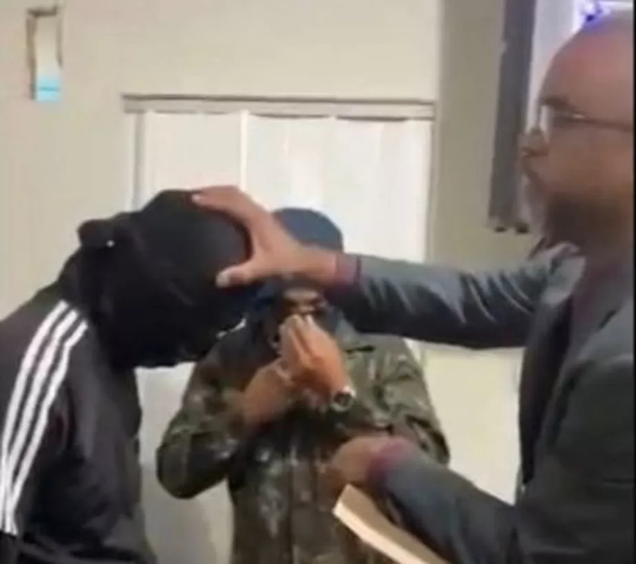Vídeo: Traficantes armados entram em culto para pedir oração, entenda