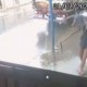Vídeo registra momento em que homem é assassinado na chuva por um ex da atual companheira!