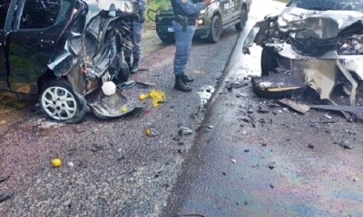 Acidente na AM-010 deixam 4 pessoas gravemente feridas e carros destruídos!