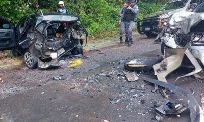 Acidente na AM-010 deixam 4 pessoas gravemente feridas e carros destruídos!
