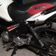 A motocicleta que a dupla assaltante havia roubado para fazer arrastão (Fotos: Divulgação)
