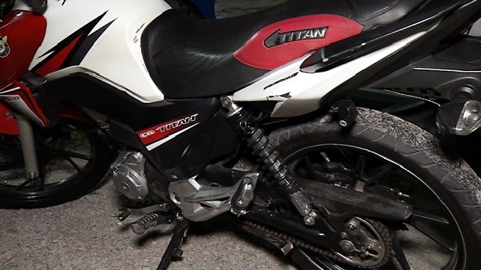 A motocicleta que a dupla assaltante havia roubado para fazer arrastão (Fotos: Divulgação)