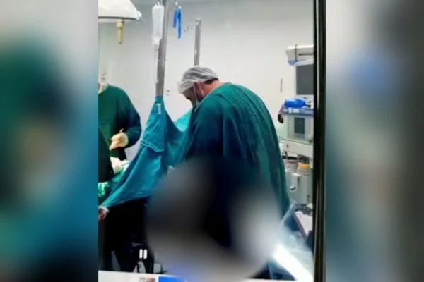 vídeo flagra medico estuprando mulher durante o parto dela