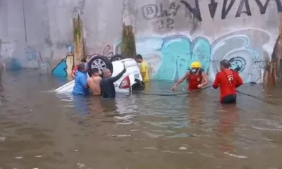 Mulher passa de carro em túnel inundado e morre afogada, confira o vídeo do resgate
