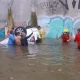 Mulher passa de carro em túnel inundado e morre afogada, confira o vídeo do resgate
