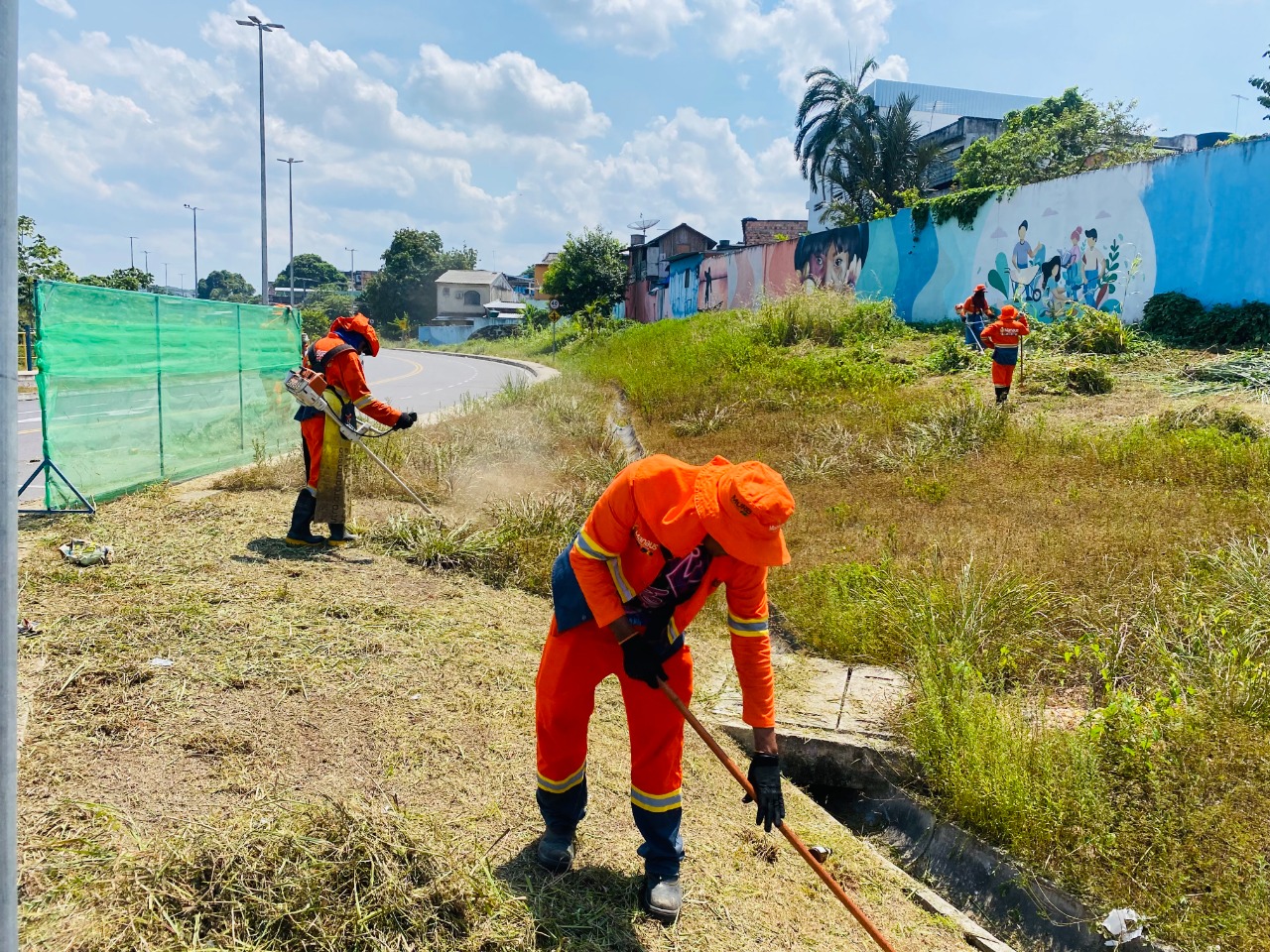 Equipe de Limpeza da Prefeitura de Manausdeixa a orla do Bariri um brinco! / Foto: Divulgação/ Semulsp