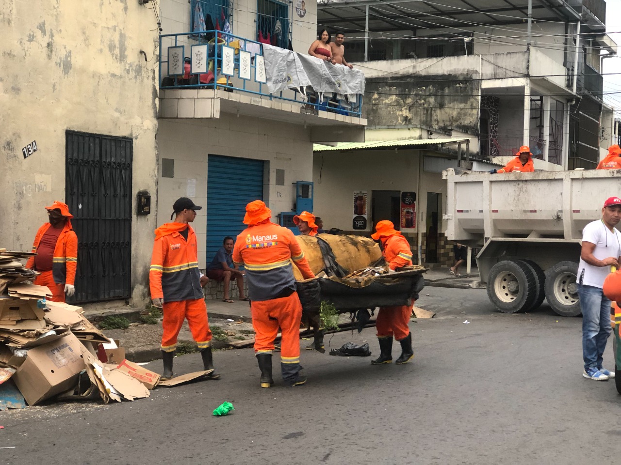 Prefeitura dá baculejo em casa de acumulador e retira 2 toneladas de lixo! / Foto - Divulgação/ Semulsp