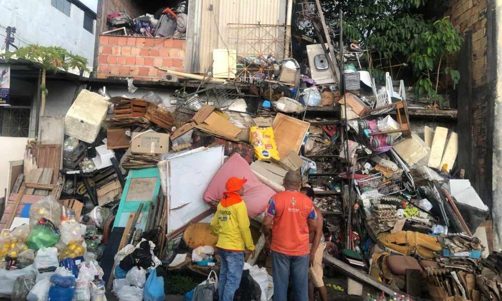 Prefeitura dá baculejo em casa de acumulador e retira 2 toneladas de lixo!