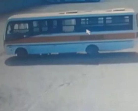 Vídeo +18 : Câmera mostra momento em que mulher morre ao tentar parar ônibus na tora!
