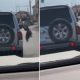 Vídeo +18: Novinha sensualiza na janela de carro em movimento e cai de cabeça