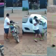 Vídeo: Pai salva bebê de ser levado por carro em atropelamento