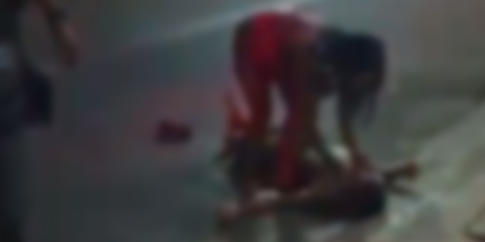 Vídeo+18: Polícia flagra suspeita ao lado de vítima agonizando na rua em Manacapuru