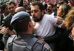 Em ato pró-democracia PM tenta prender Guilherme Boulos em São Paulo