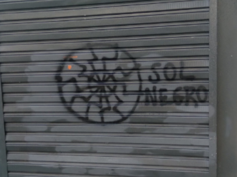 Símbolo nazista é pichado no Rio