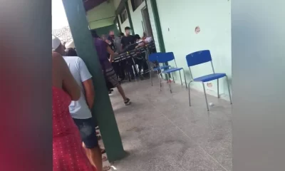 Aluno atlra na cabeça de estudantes em escola pública, confira o vídeo