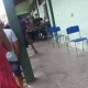 Aluno atlra na cabeça de estudantes em escola pública, confira o vídeo