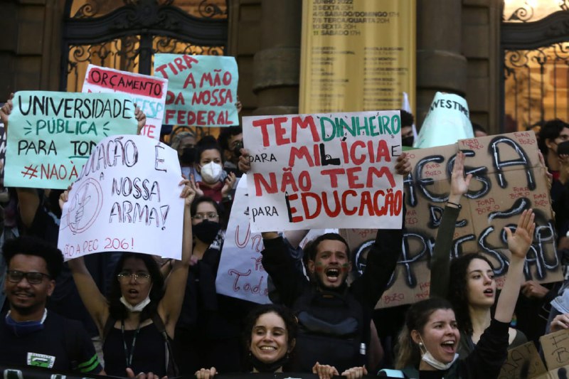 Governo anuncia bloqueio de R$ 2,63 bilhões, universidades Federais alertam que podem fechar