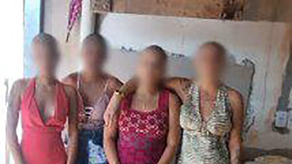 Prostitutas são punidas com cabelo raspado por membros de facção