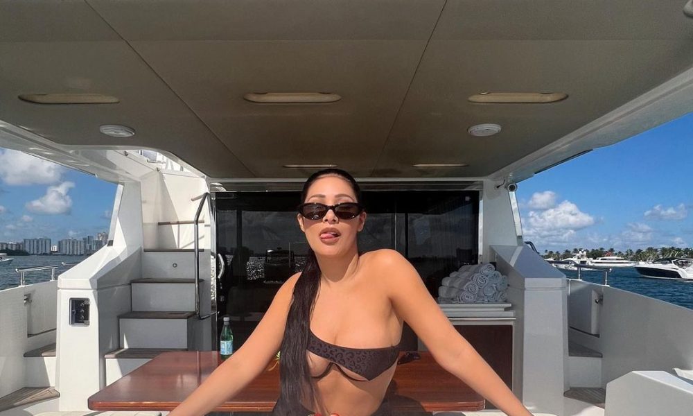 Cantora Simaria posa em lancha em Miami Beach com biquini transparente e legenda motivacional