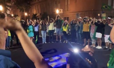 Vídeo mostra bolsonaristas fazendo sinais com luz na cabeça "Pedindo intervenção extraterrestre" durante ato golpista
