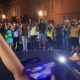 Vídeo mostra bolsonaristas fazendo sinais com luz na cabeça "Pedindo intervenção extraterrestre" durante ato golpista