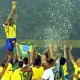 Cafu, campeão pelo Brasil, levantando a taça da Copa do Mundo em 2002. Foto: CBF