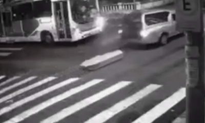 Vídeo : Caixão cai com corpo em cruzamento e ônibus passa por cima