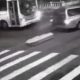 Vídeo : Caixão cai com corpo em cruzamento e ônibus passa por cima
