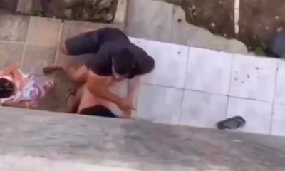 Vídeo : Homem bate em mulher na frente da criança que chora desesperada : "mamãe" e entra na briga!