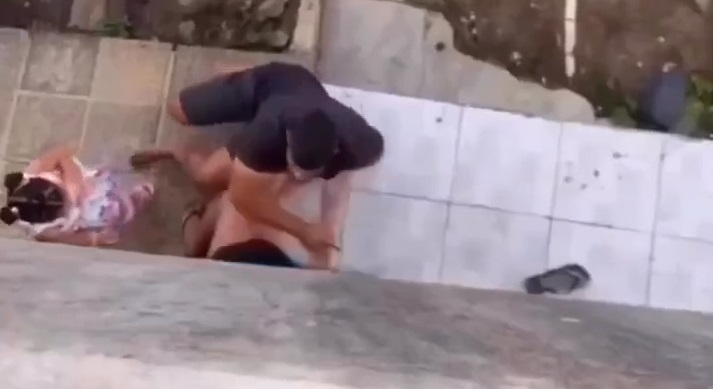 Vídeo : Homem bate em mulher na frente da criança que chora desesperada : "mamãe" e entra na briga!