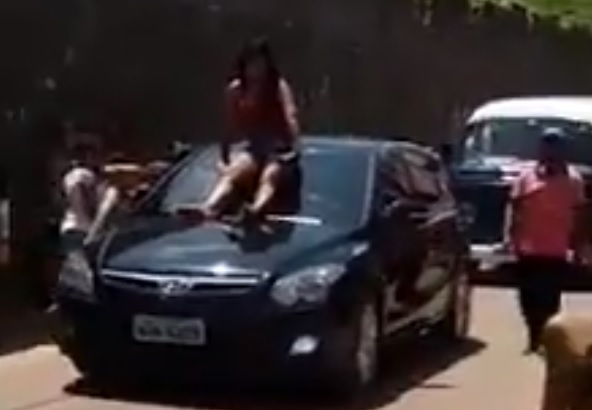 Mulher sobe em cima de carro após flagra seu marido com amante