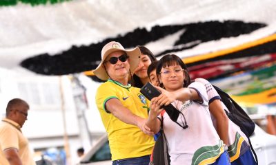 Prefeito David Almeida visita ruas enfeitadas para a Copa do Mundo e destaca incentivo ao turismo e a economia criativa / Foto – Dhyeizo Lemos / Semcom