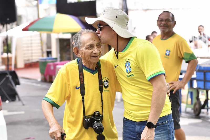 Prefeito David Almeida visita ruas enfeitadas para a Copa do Mundo e destaca incentivo ao turismo e a economia criativa / Foto – Dhyeizo Lemos / Semcom