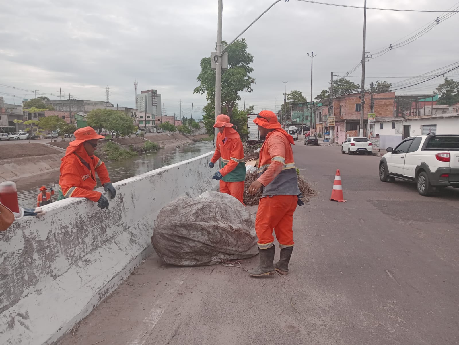 Igarapé do Mestre Chico recebe ação de limpeza da prefeitura