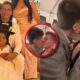 Tudo sobre a festa de casamento que teve padrinho se beijando com noivo na frente da noiva anã - Imagem: Divulgação