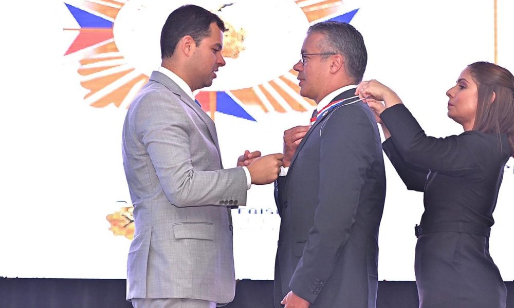 Conselheiro Josué Cláudio, ex deputado Josué Neto, recebe Medalha do Mérito Legislativo