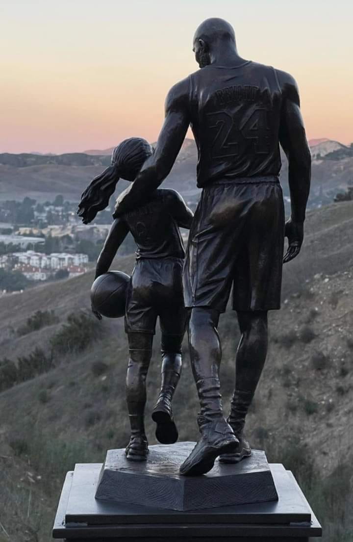 Estátua de Kobe Bryant e Gianna Bryant 