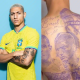 Richarlison completou a tatuagem das costas com homenagem à Pelé